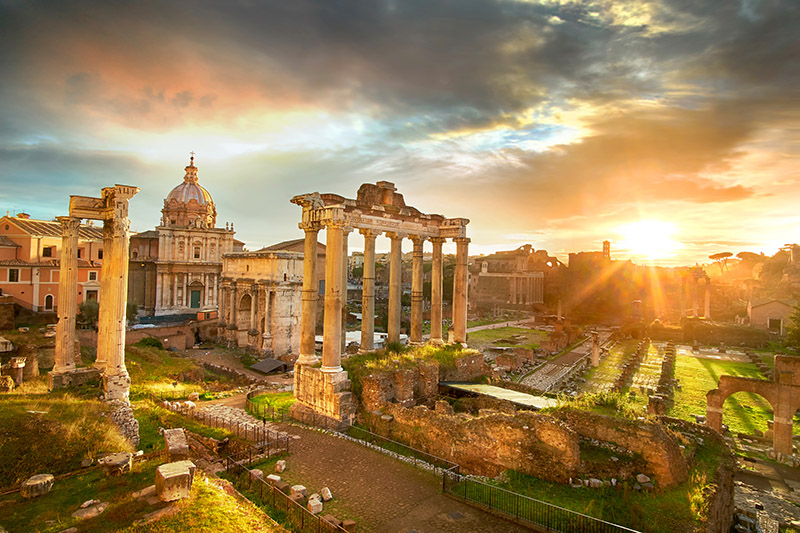 Le famose rovine del Foro Romano a Roma, durante il sorgere del sole.