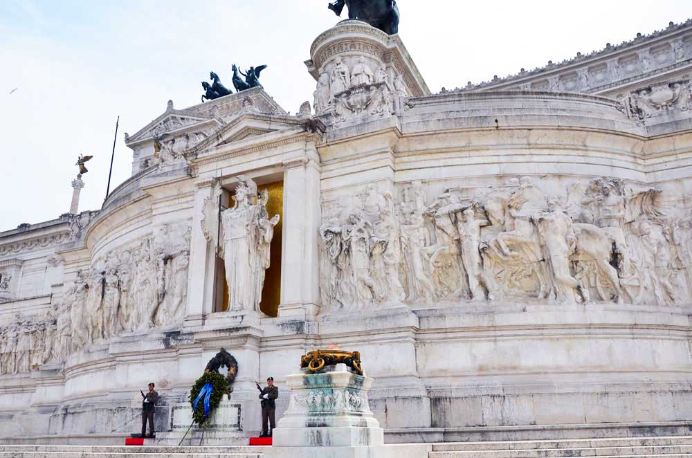 L'Altare della Patria al Vittoriano, la guardia d'onore del Milite Ignoto e la statua della dea Roma.