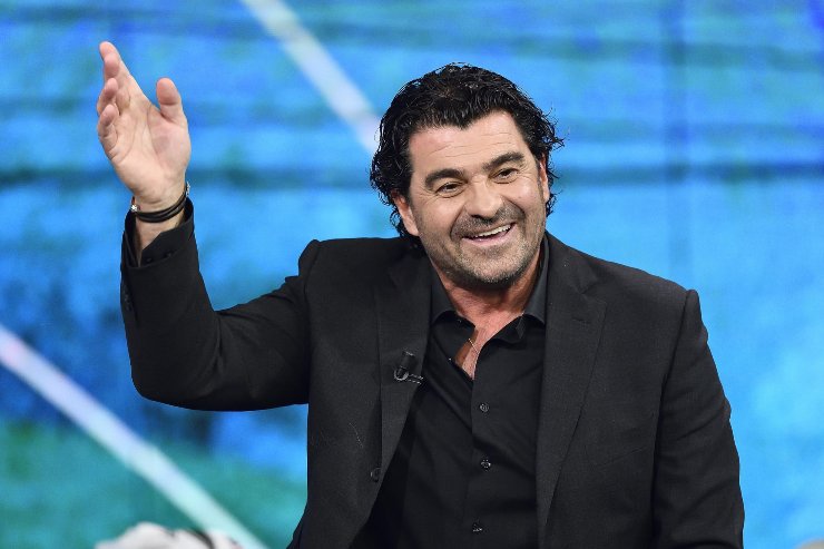 alberto tomba che fa un cenno di saluto