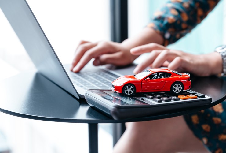 auto in miniatura e computer