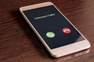 un telefono che sta ricevendo una chiamata da un numero sconosciuto