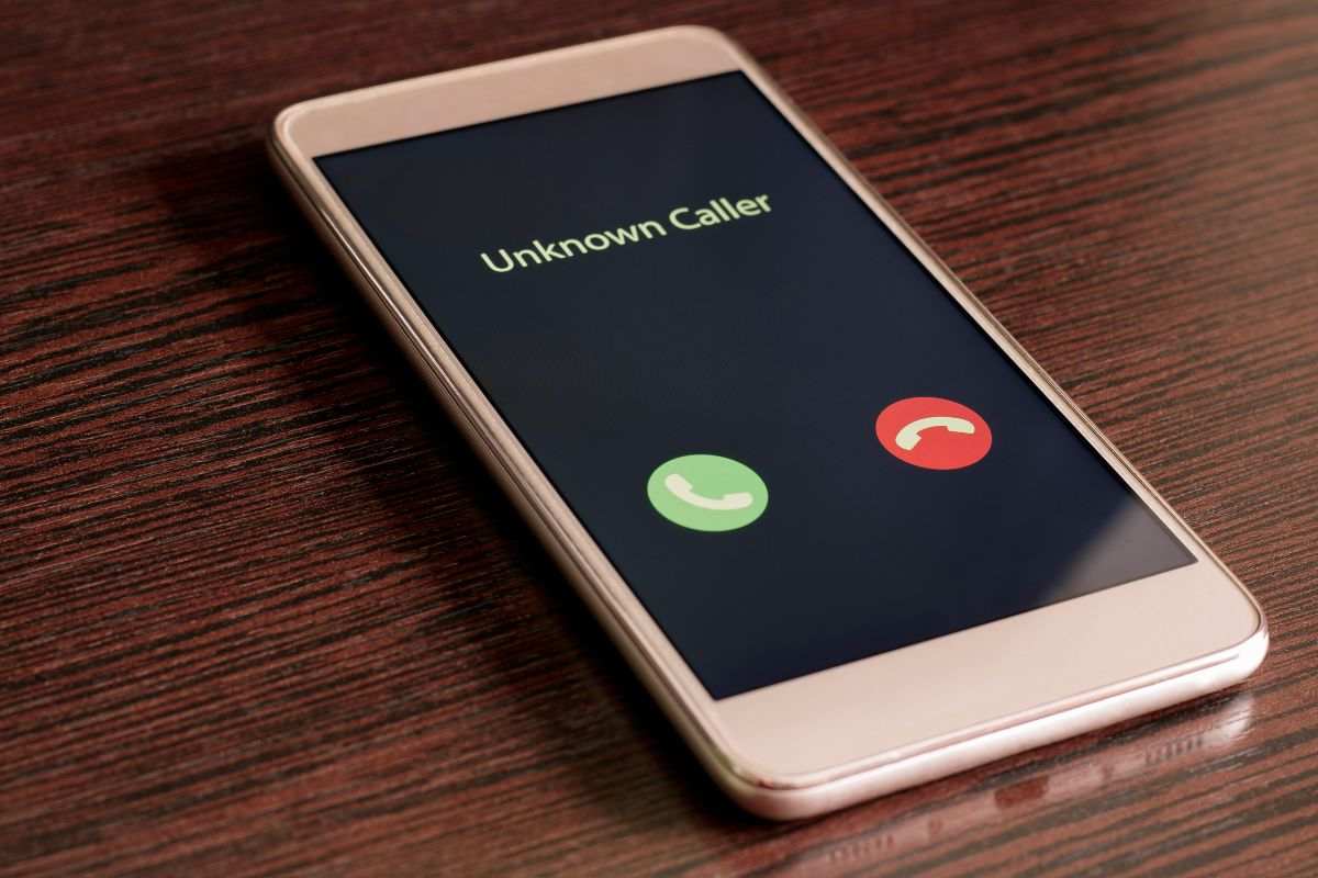 un telefono che sta ricevendo una chiamata da un numero sconosciuto
