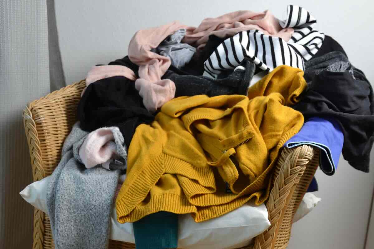 sedia ricoperta vestiti