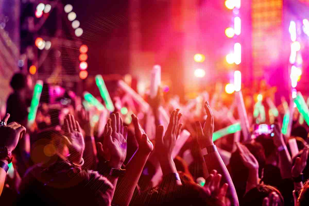 concerto mani alzate