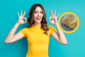 donna che sorride e fa ok con le dita