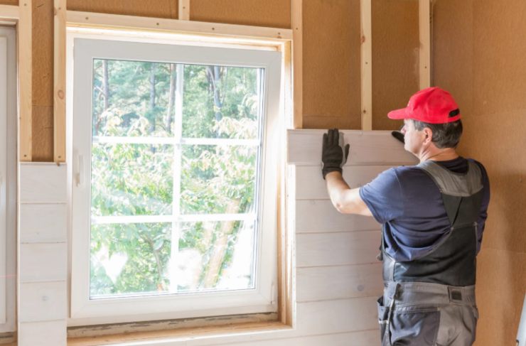 operaio che installa il cappotto termico interno