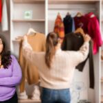 donna davanti a guardaroba che guarda vestiti e un'altra che pensa