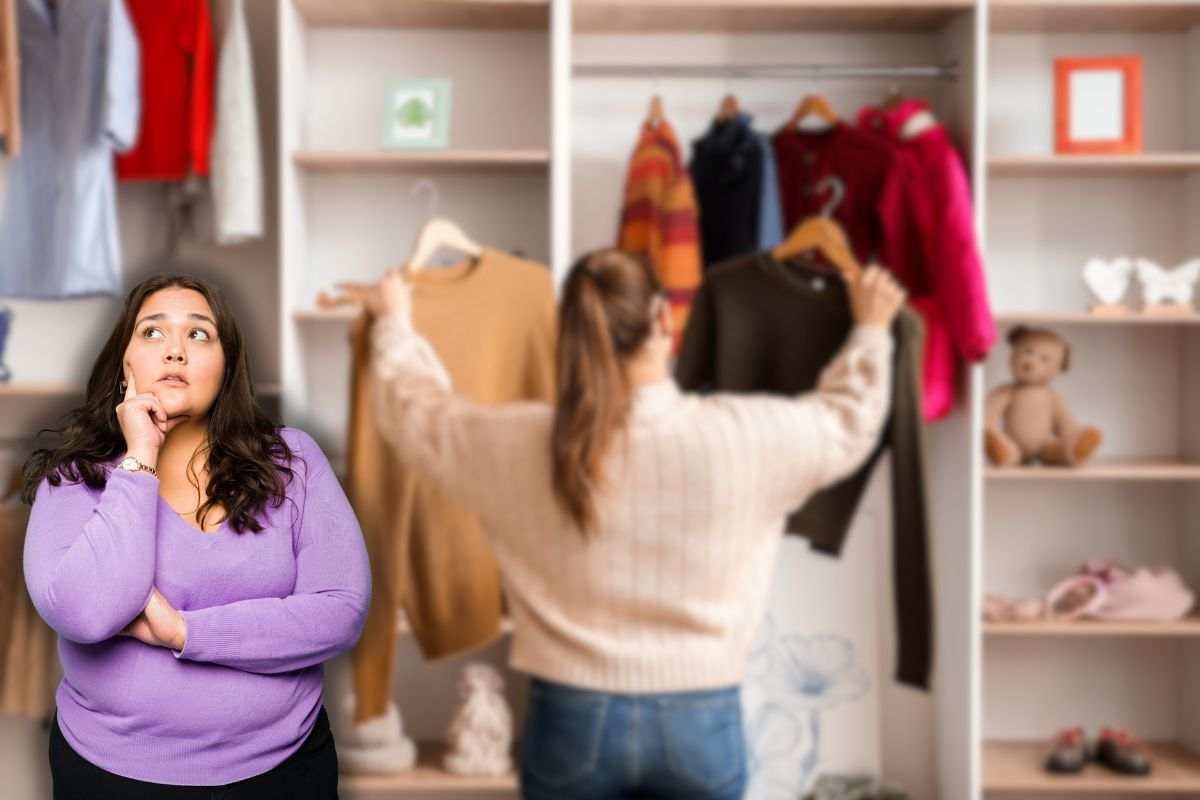 donna davanti a guardaroba che guarda vestiti e un'altra che pensa