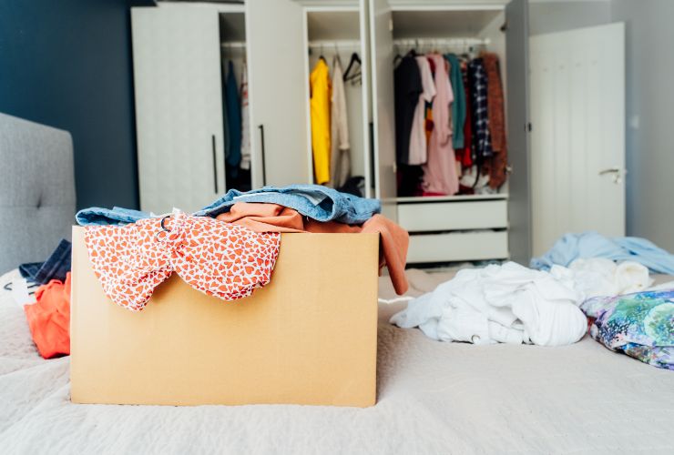 scatolini in mezzo la stanza