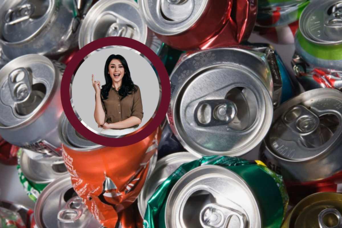 lattine vuote e donna con un dito alzato in segno di idea geniale