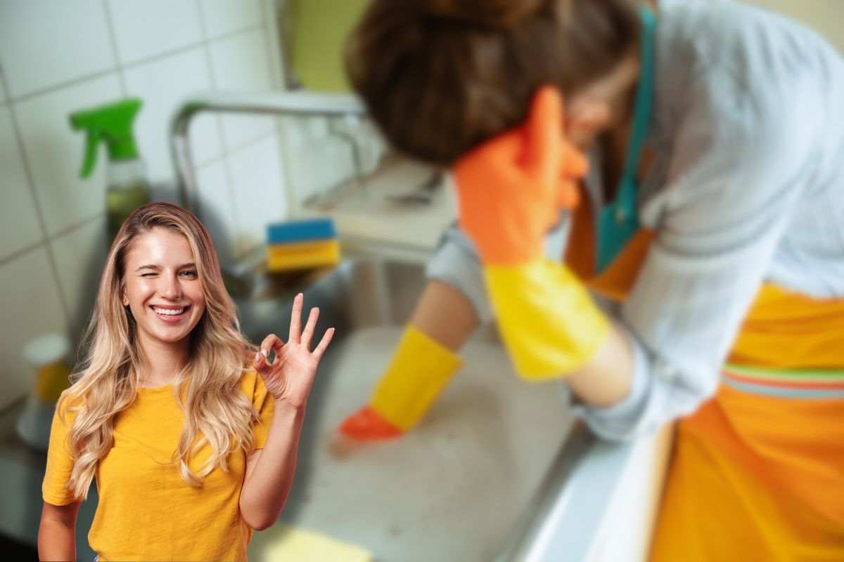 donna scocciata di fronte a lavandino intasato e un'altra sorridente che fa ok con le mani 