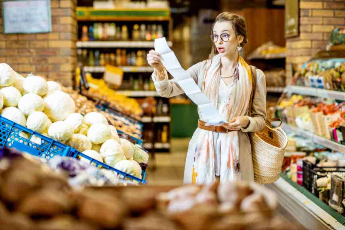 donna lista della spesa supermercaot