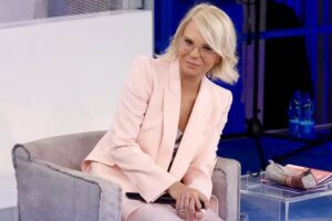 maria de filippi seduta sulla poltrona in studio ad Amici