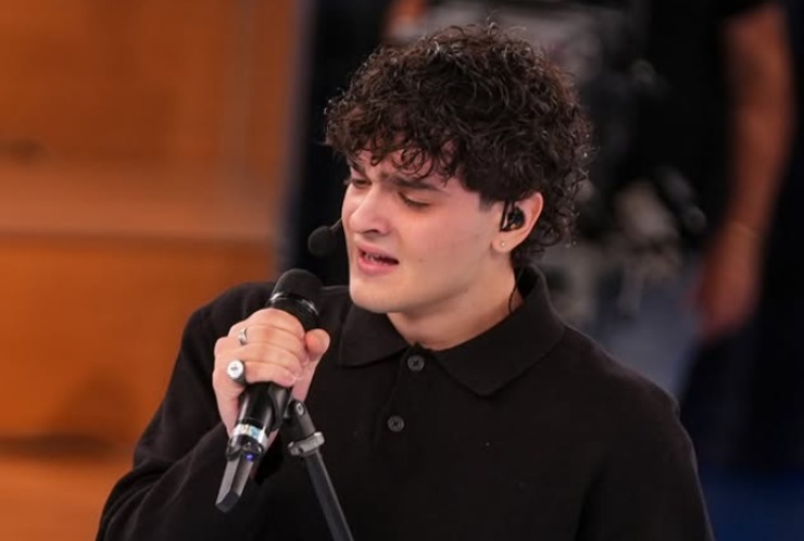 Gard un allievo di Amici, mentre canta