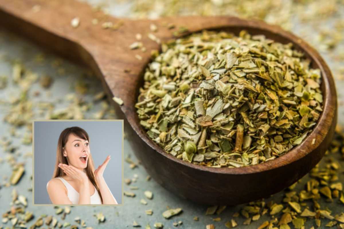 cucchiaio di origano e donna con espressione stupita