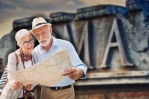 insegna roma e turisti che controllano mappa