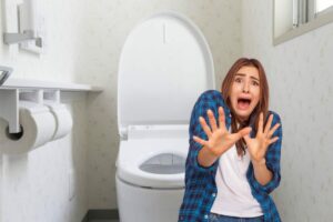 Donna spaventata, dietro di lei PC