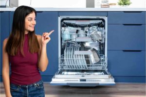 Donna indica lavastoviglie piena