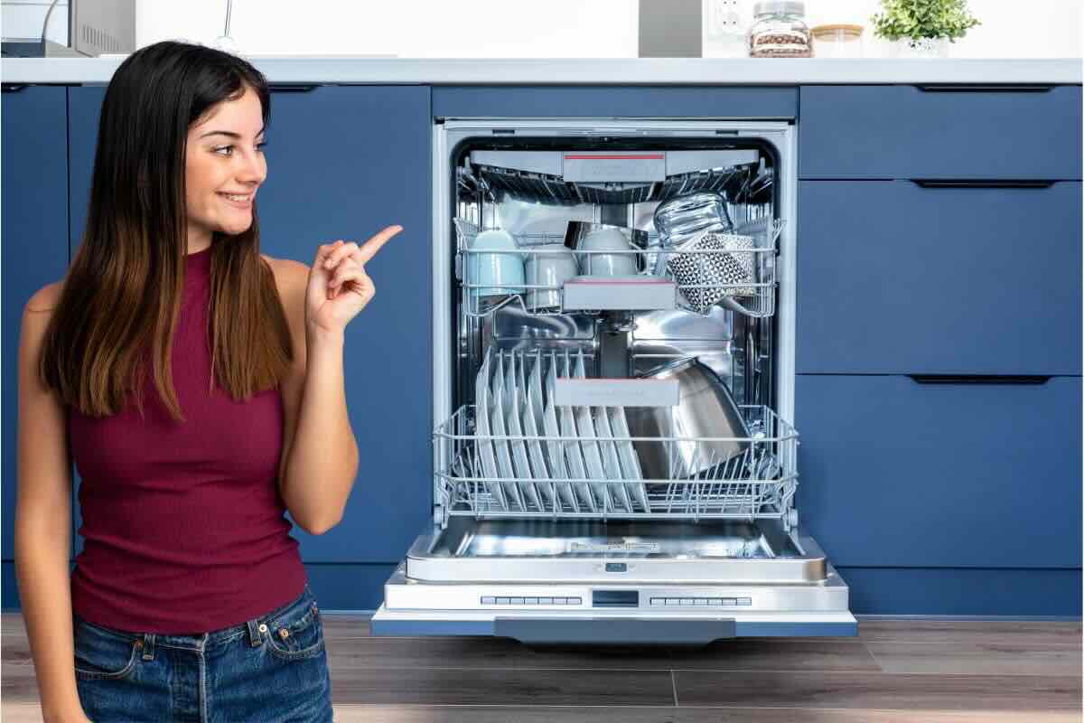 Donna indica lavastoviglie piena