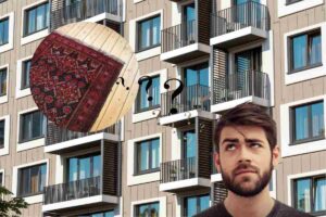 un condominio, un tappeto vicino e un ragazzo dubbioso