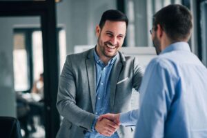 due persone si stringono la mano