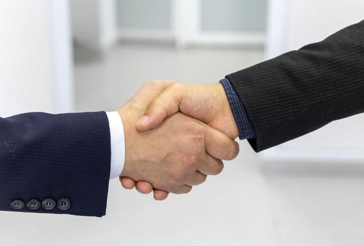 stretta di mano tra due persone